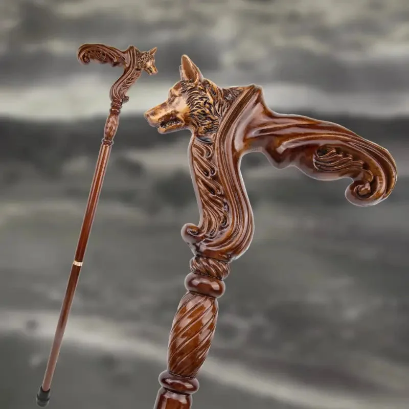 Canne en Bois Sculpté Tête de Loup en Action